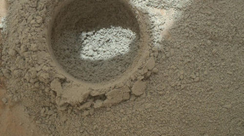 Rover iskopao rupu radi vađenja novog uzorka.