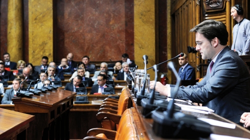 Mora da se radi  i vikendom:  Poslanici u klupama
