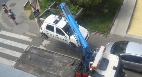 Podigli policijski auto!