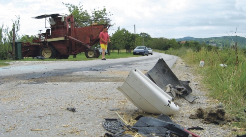 Vatrogaci i  komšije su  više od pet  sati izvlačili  smrskani „golf“