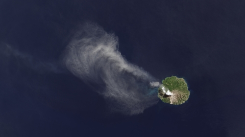 Erupcija vulkana snimljena sa bezbedne udaljenosti - iz svemira