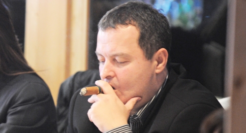 Politički (ne)korektno: Ivica Dačić puši tompus | Foto: D. Milenković