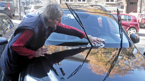 Kada sam pre tri godine ostao i bez hleba, izašao sam na ulicu, a čašćavali su me vlasnici automobila koje sam prao