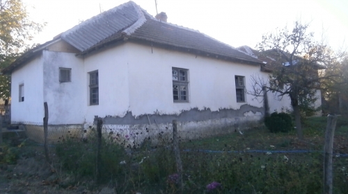 Trošna kuća u kojoj stanuju