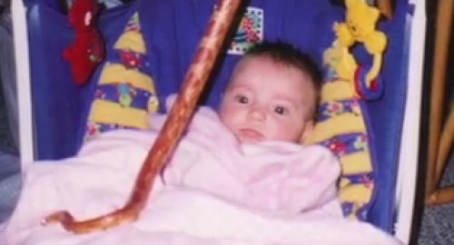 Krista se druži sa zmijama od malih nogu