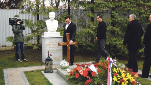 Ministar Vulin na Miloševićevom grobu