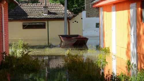 Dunav se izlio kod Bezdana i ugrožava naselje