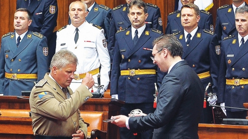Vučić sa budućim  generalima