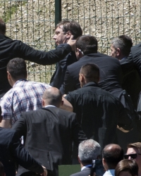 Napad na premijera Vučića u Potočarima Foto: Tanjug / Zoran Žestić i Srđan Ilić 11.7.