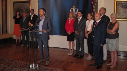 Na vanrednu konferenciju za medije Siniša Mali je došao sa saradnicima
