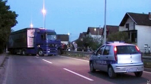 Sudar šlepera i putničkog vozila