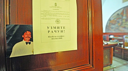 Božina fotografija na vratima restorana