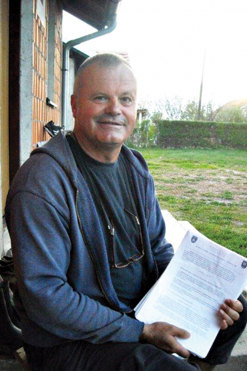 Milorad Đoković  pokazuje papire  kojim mu albanske  vlasti pokušavaju  oduzeti plac i sprečiti ga da živi na Kosmetu