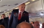 Edi Rama pri izlasku iz aviona