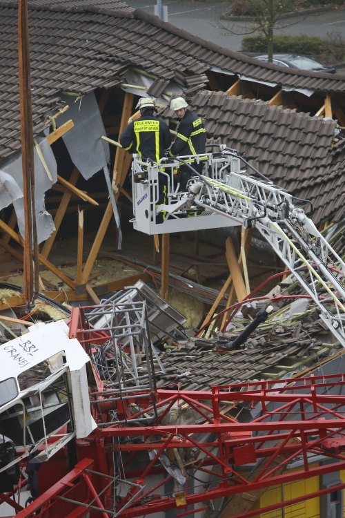 Kran pao na krov supermarketa / Foto: AP