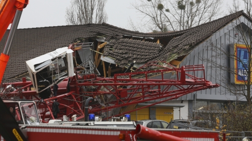 Kran pao na krov supermarketa / Foto: AP