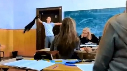Profesorka : Dok profesorka zapisuje čas, jedan od vandala svlači duks i u ritmu maše njime iznad glave