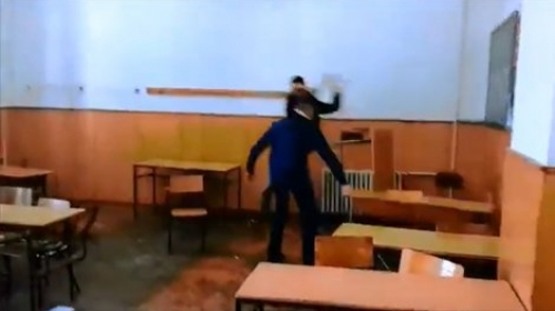 Klupe : Prevrtali su klupe i lomili stolice u praznoj učionici, njišući se u ritmu muzike