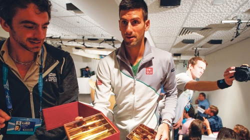 Kao i uvek odlična saradnja  sa sedmom silom: Novak delio čokoladice novinarima