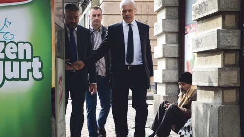 Nemam dinar,  a i da imam, odakle  mi?: Tadić iskulirao  prosjaka