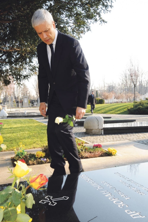 Boris Tadić sam na Đinđićevom grobu