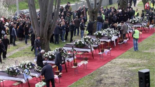 Crveni tepih za trinaest žrtava pomahnitalog ubice