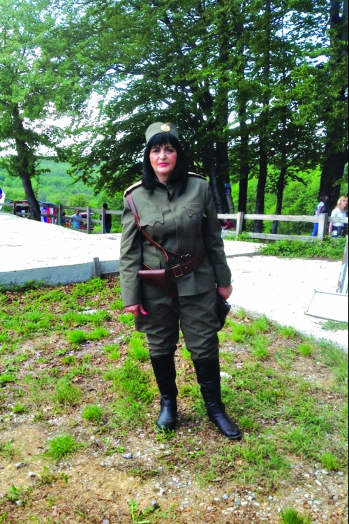 I lepši pol odenuo uniformu