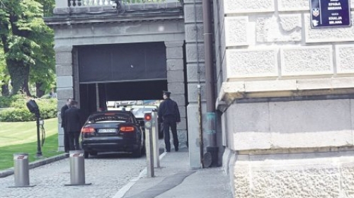 Četvrtak, 8. maj. Vreme 9.11 - Limuzina predsednika Srbije stigla je na Andrićev venac nešto ranije nego prethodnog dana, ali i
