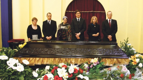 Supruga (desno),  sinovi i sestra (levo) pored odra