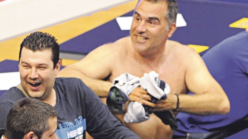 Tegeltija je podržao  protest skidanjem  majice