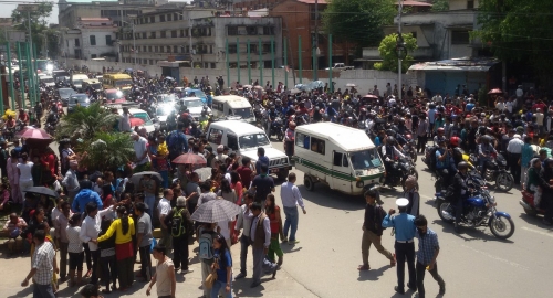 Ljudi na ulicama posle zemljotresa - Nepal | Foto: Profimedia.rs