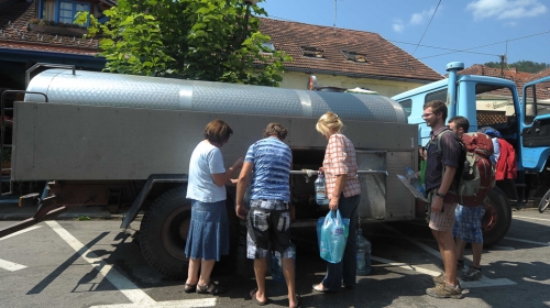 Čačanska „Sloboda”, kao najveći potrošač, juče je obustavila proizvodnju, bez vode i bolnica