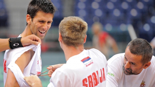 Ne, Nole nije postao tata, međutim,  cepanje njegove tesne majice  možda predstavlja predskazanje
