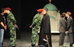 Gej poljubac popa i crvene beretke