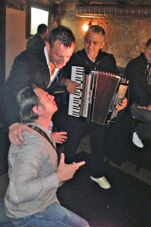 Pesma samo za njegovu  dušu: Memo sa  muzičarima