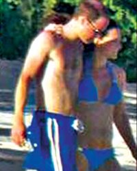 Zaljubljeni  par na plaži  karipskog  ostrva  Mistik