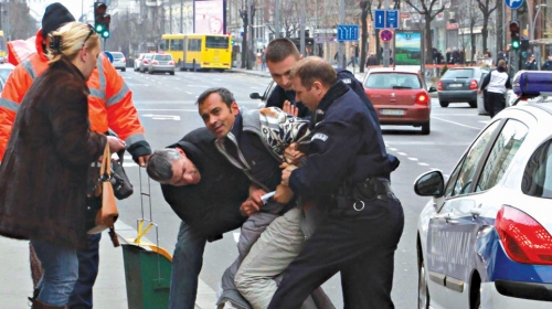 Razbojnik  pozira fotoreporteru