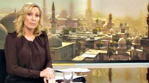 Voditeljka  čita vesti uz  panoramu  Damaska  iz video-igrice
