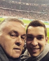 Miloš sa tatom na stadionu