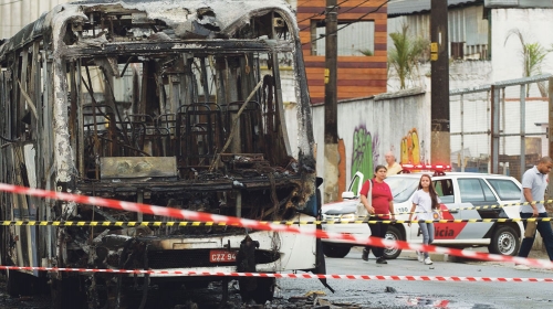 Zapaljeni autobusi su posledica čišćenja favela