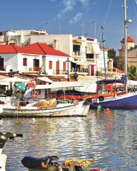 Ostrvo se  ističe brojnim  malim zalivima i  skrivenim plažama,  kao i Crkvom  Svetog Nektarija