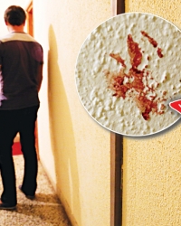 U zgradi su još uvek vidljivi tragovi krvi, dok su vrata stana juče bila zatvorena za novinare