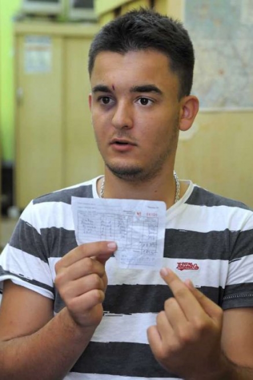 Mitić pogazuje paragan blok koji je na kraju dobio umesto fiskalnog računa