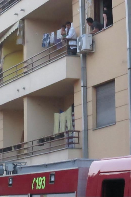 Pripadnici MUP-a pregovaraju sa Radetom R. dok on drži bebu u rukama