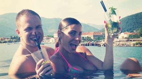 Mia Borisavljević uživa u bazenu i alkoholu