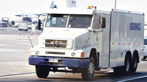 Čuvari moraju da ostave oružje na ulazu u aerodrom, pa su lak plen za lopove