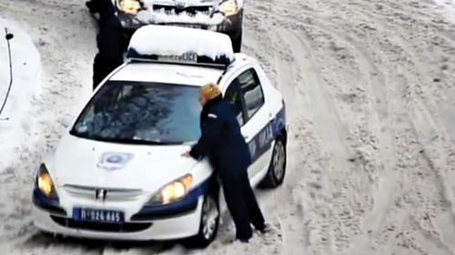 Policajka naleže na haubu