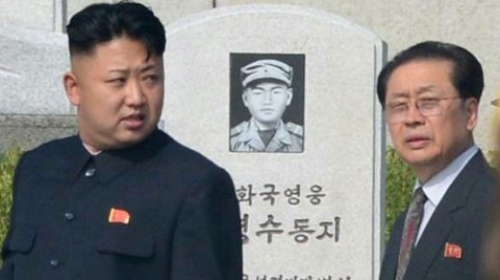 Kim Džong Un (levo) i sad već pokojni mu teča Džang Song Tek, u julu ove godine šetali su, zamislite, grobljem korejskih veteran