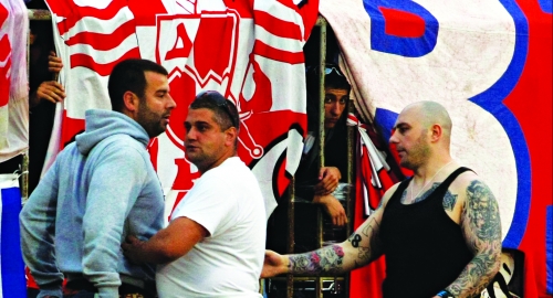 Vučković (levo) sa oslobođenim Ivanom Bogdanovim (desno)