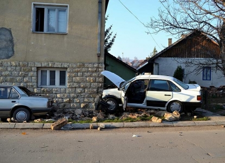 Pasatom se zakucao u kuću